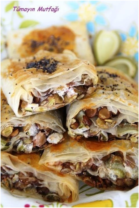 Baklava Yufkasında Çağlalı ve Mercimekli Börek