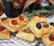 Zeytinli kekikli ve Çeri Domatesli biberiyeli Focaccia Ekmeği