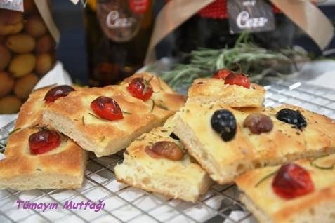 Zeytinli kekikli ve Çeri Domatesli biberiyeli Focaccia Ekmeği