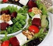 Pancarlı Peynirli Akdeniz Yeşillikleri Salatası