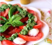 Pesto Soslu Mozarellalı Salata