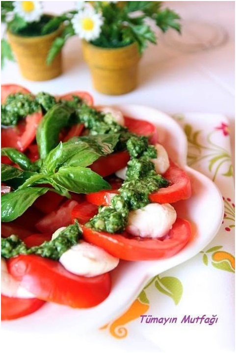 Pesto Soslu Mozarellalı Salata