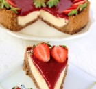 Çilek Soslu Beyaz Çikolatalı Cheesecake