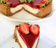 Çilek Soslu Beyaz Çikolatalı Cheesecake