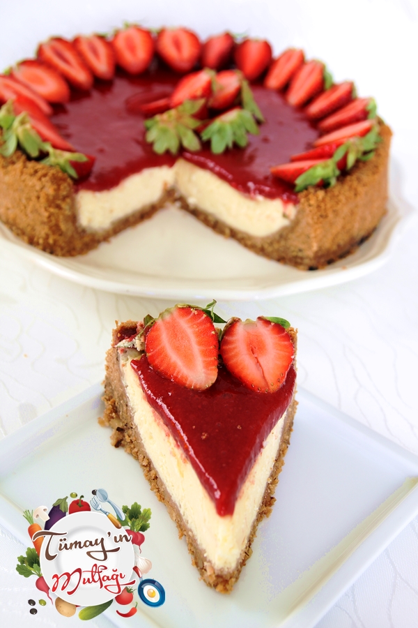 Çilek Soslu Beyaz Çikolatalı Cheesecake