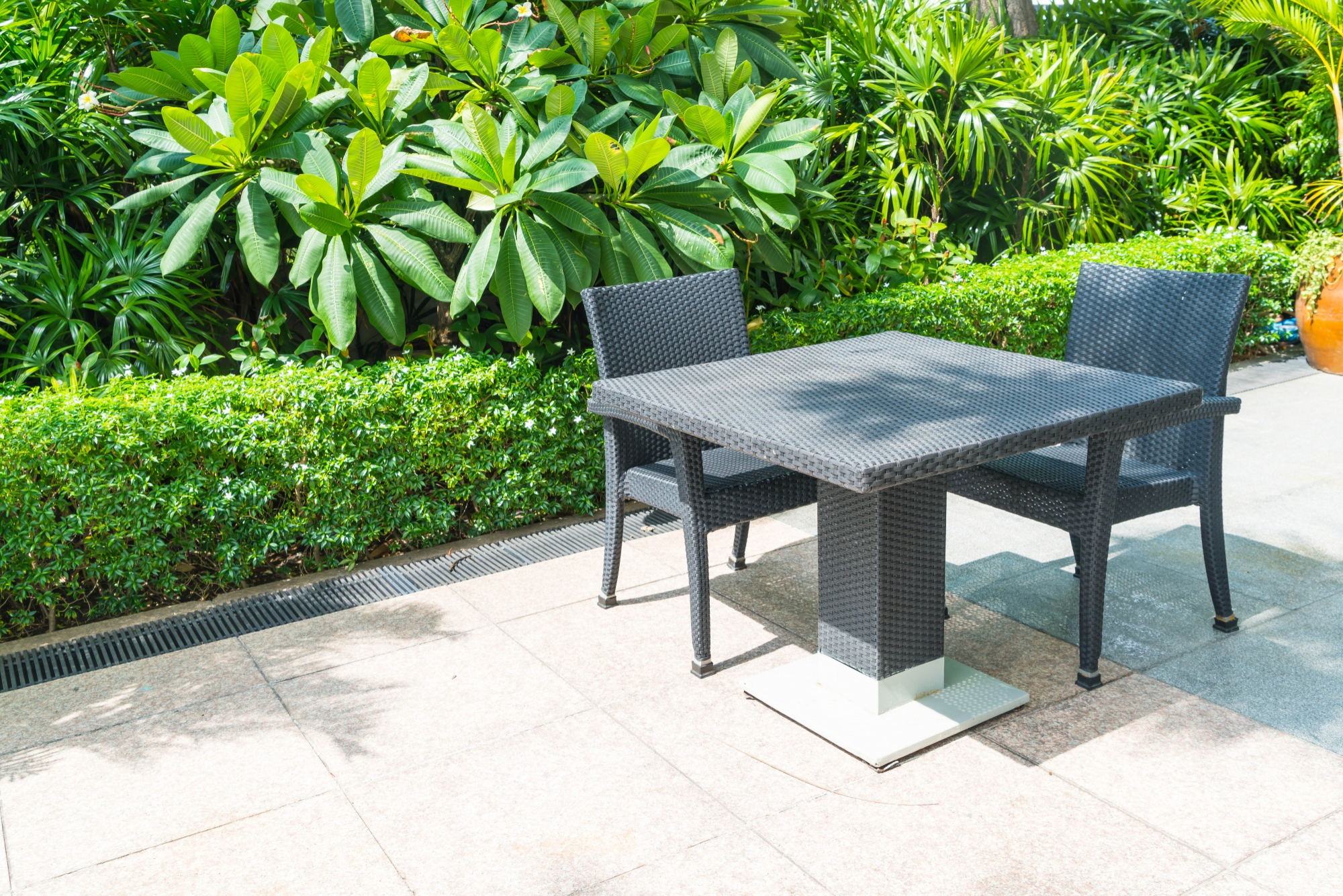 outdoor-patio-with-chair-table